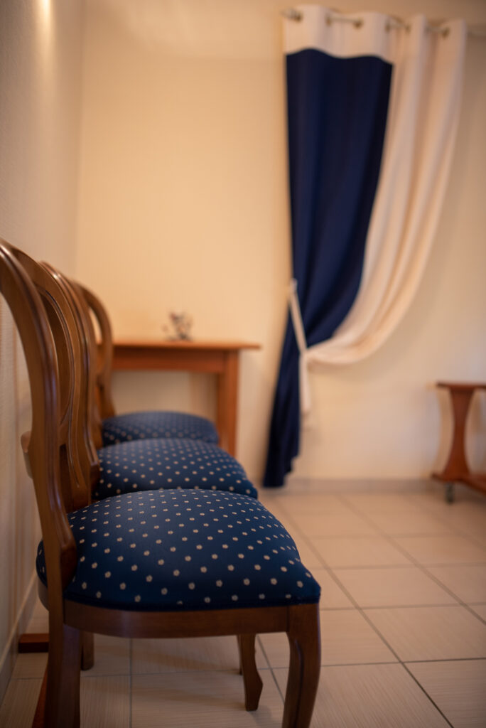 des chaises dans chambre funeraire