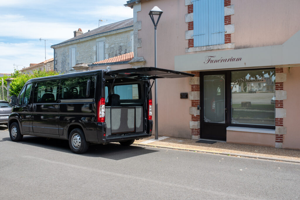 corbillard devant funerarium