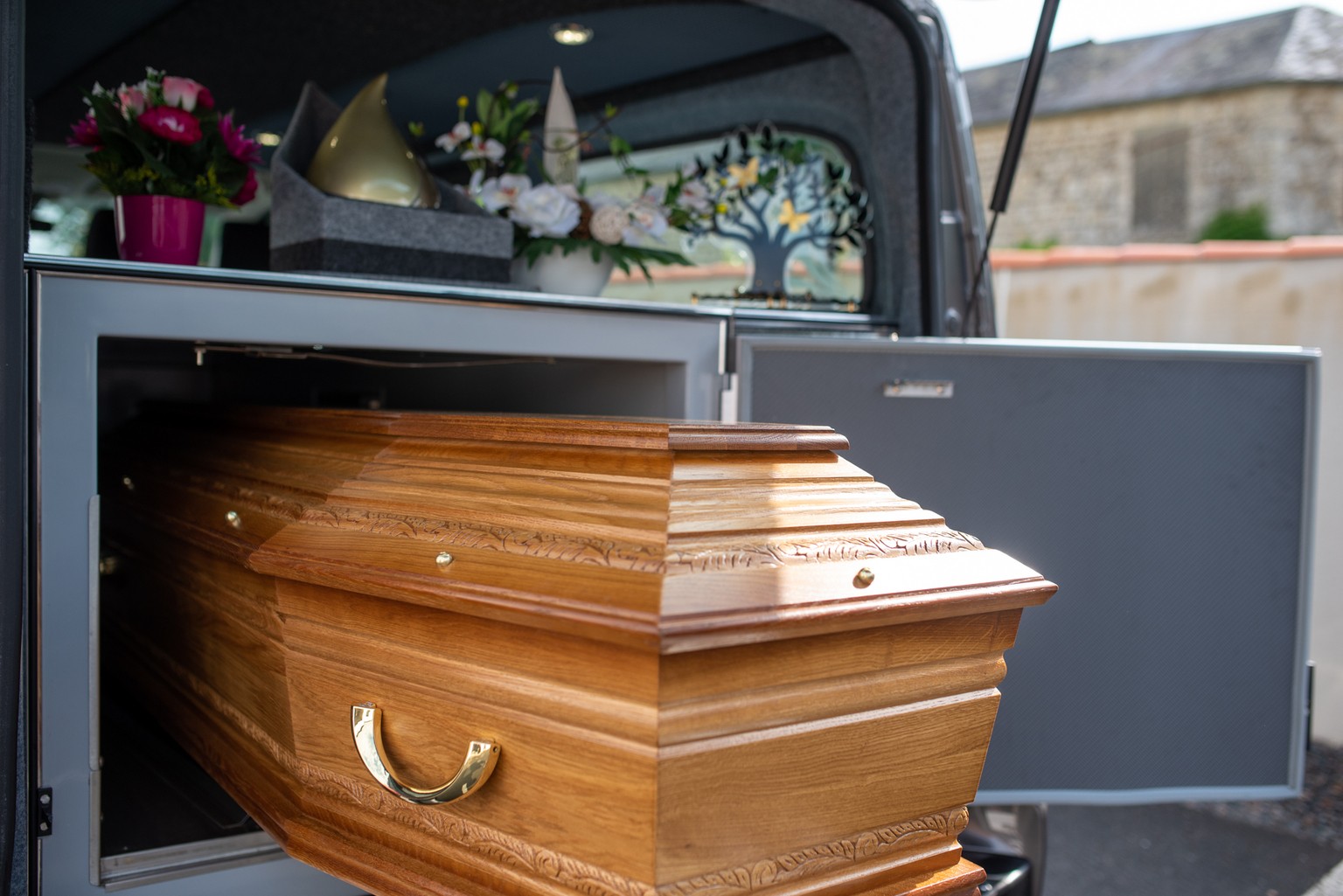 cercueil dans un corbillard
