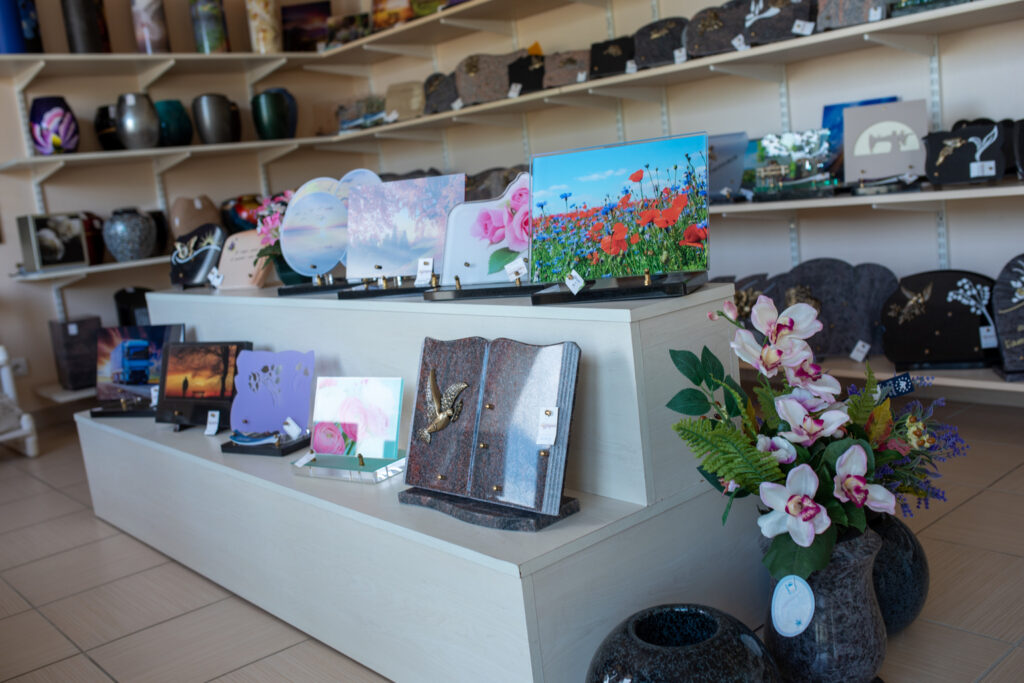 plaques funeraires exposes en magasin