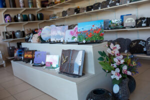 plaques funeraires exposes en magasin